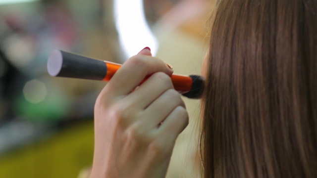 化妆师应用化妆品视频素材