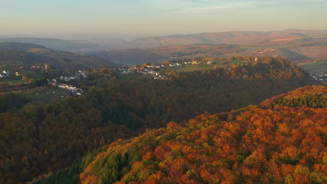秋天，萨尔堡，莱茵兰普法尔茨，德国，欧洲的无人机观赏林地视频下载
