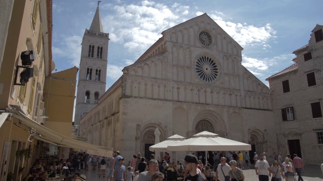 圣阿纳斯塔西娅大教堂和游客，扎达尔，扎达尔县，达尔马提亚地区，克罗地亚，欧洲视频下载