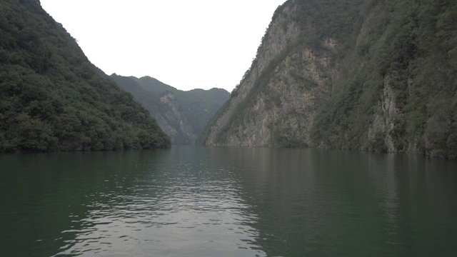 从一艘游船上的瞿塘峡，长江三峡，中华人民共和国，亚洲视频下载