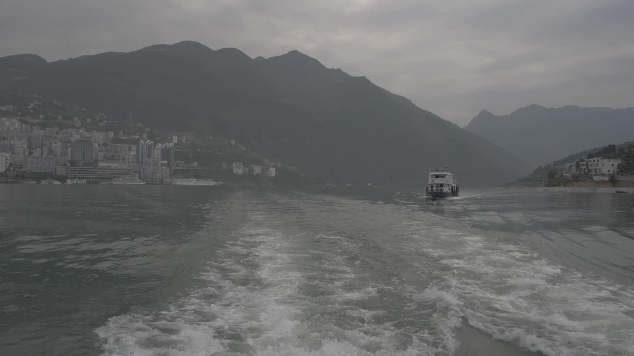 中国长江三峡游船上的瞿塘峡视频素材
