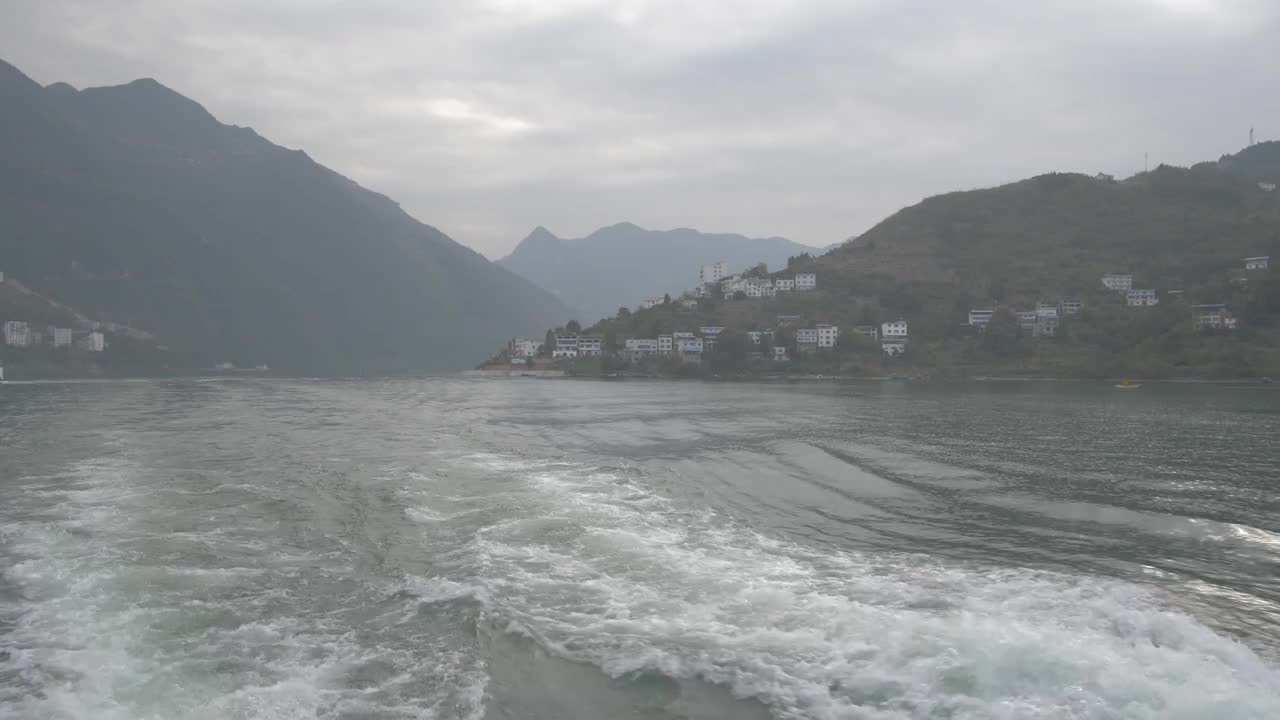 中国长江三峡游船上的瞿塘峡视频素材