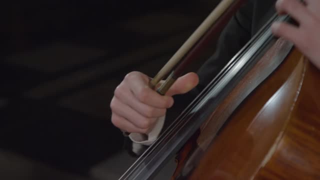 一个男性大提琴家表演的特写视频素材
