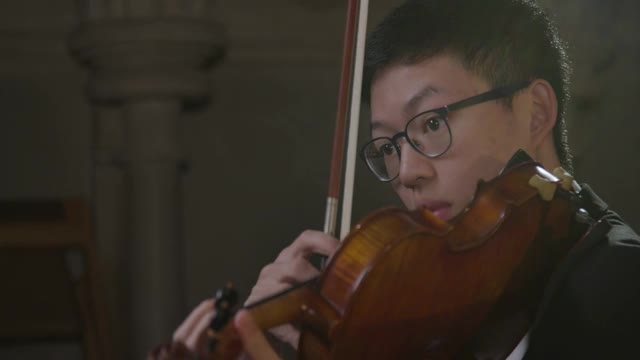 近距离男性小提琴家拨弦视频素材