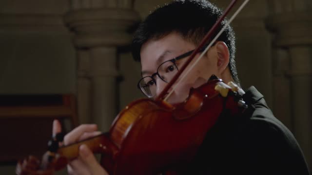 男性小提琴家表演的特写视频素材