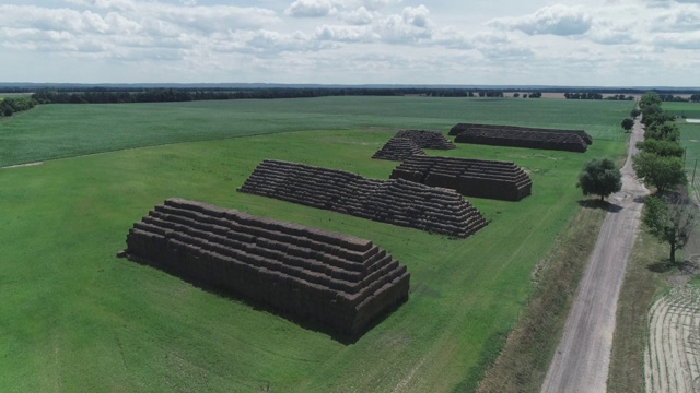 鸟瞰图由长方形草堆建成的大金字塔视频下载
