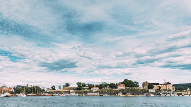 挪威奥斯陆。Akershus堡垒，奥斯陆市政厅和Aker Brygge区附近的浮动船只。夏天的一天。著名和受欢迎的地方。FullHD视频素材