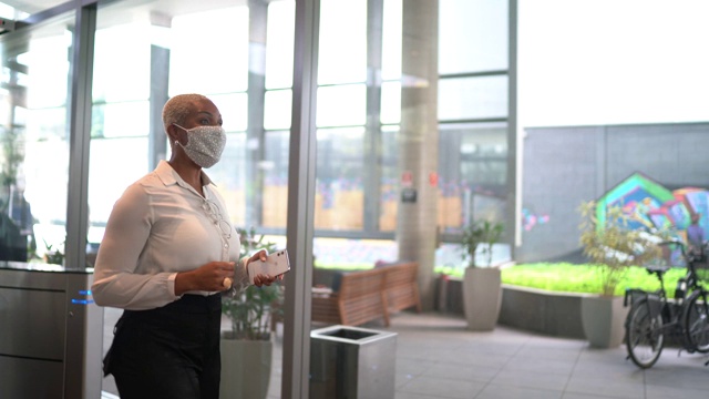 商务人士在办公室大厅迎接新冠肺炎的安全问候——佩戴口罩视频素材