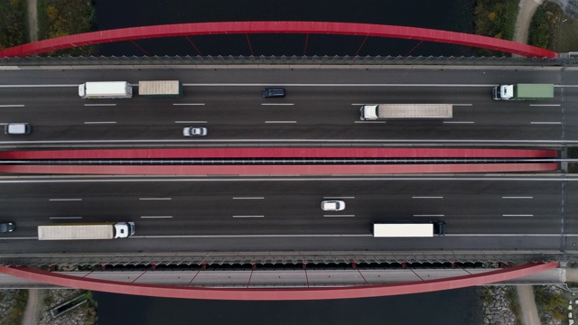 从空中俯瞰穿过一座红色桥的交通，德国慕尼黑视频下载
