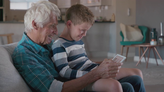 祖父和孙子一起使用数字平板电脑视频素材