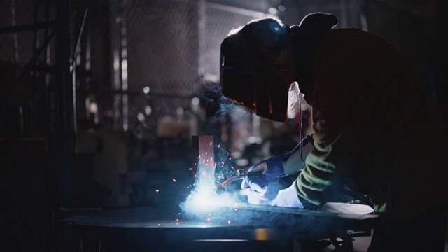 熟练的焊工使用焊枪将金属连接在一起视频素材