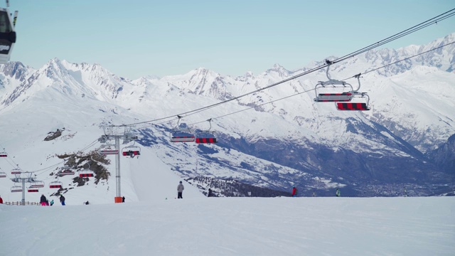 滑雪缆车在La Plagne滑雪胜地，塔伦泰兹，萨沃伊，法国阿尔卑斯山，法国，欧洲视频素材
