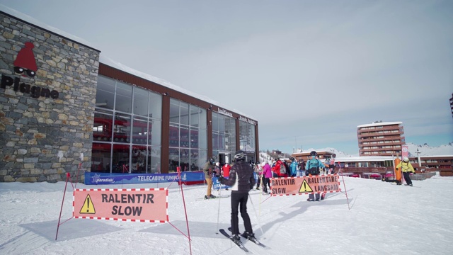 法国阿尔卑斯山，法国，欧洲，塔伦泰兹，萨沃伊，拉普莱涅滑雪胜地的滑雪缆车入口视频素材