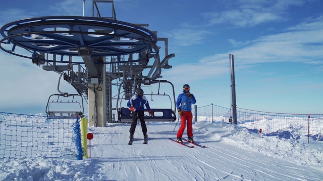 法国，法国，欧洲，塔伦泰兹，萨沃伊，法国阿尔卑斯山，拉普拉格涅滑雪胜地的滑雪缆车视频素材