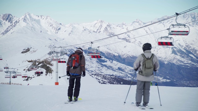 滑雪缆车在La Plagne滑雪胜地，塔伦泰兹，萨沃伊，法国阿尔卑斯山，法国，欧洲视频素材
