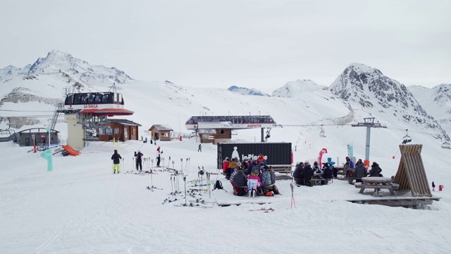 游客放松在La Plagne滑雪胜地，塔伦泰兹，萨沃伊，法国阿尔卑斯山，法国，欧洲视频素材