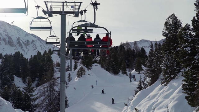 在塔伦泰兹，萨沃伊，法国阿尔卑斯山，法国，欧洲，拉普拉格涅滑雪胜地的滑雪缆车上视频素材