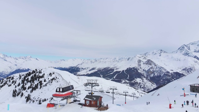 无人机拍摄，La Plagne滑雪胜地，塔伦泰兹，萨沃伊，法国阿尔卑斯山，法国，欧洲视频素材