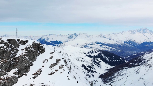 无人机拍摄的滑雪板攀登山峰在La Plagne滑雪胜地，塔伦泰兹，萨沃伊，法国阿尔卑斯山，法国，欧洲视频素材