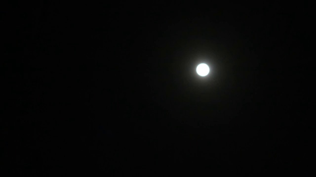 明亮明亮的月光透过可怕的白云和黑暗的云景视频素材