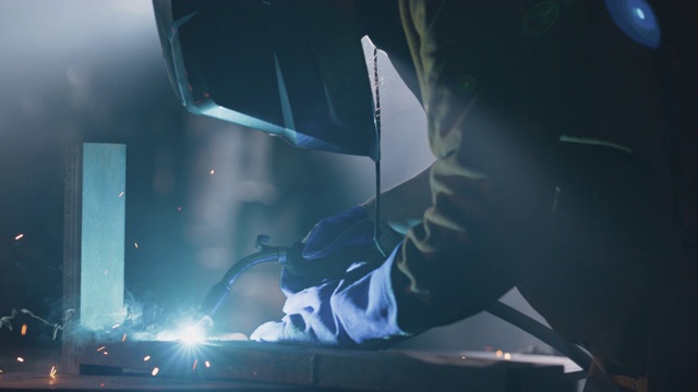 SLO MO CU焊工将金属结合在一起，去除保护面罩检查工作，更换面罩继续工作视频下载