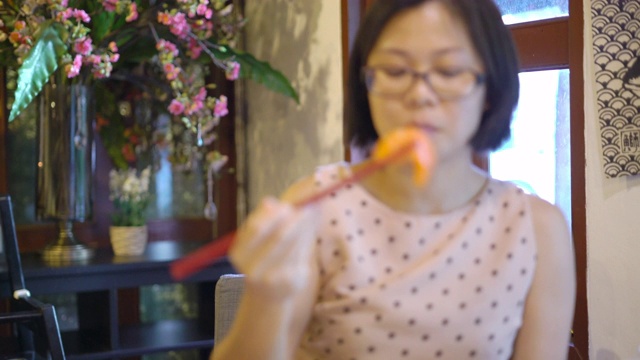 亚洲女人喜欢各种各样的日本菜。视频素材