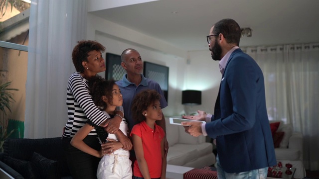 房地产经纪人向一个家庭展示房子视频素材