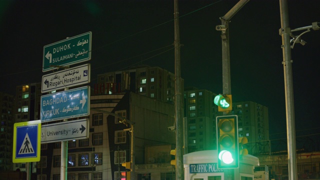 伊拉克埃尔比勒城堡附近的Iskan街的城市方向标志视频素材