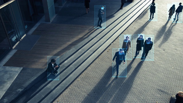 高架的安全摄像头监控画面显示，一群人在繁忙的城市街道上行走。CCTV AI人脸识别大数据分析界面扫描，显示动画信息视频素材