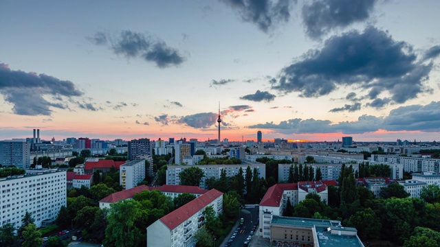 白天到夜晚鸟瞰柏林城市景观与明亮的太阳和云，柏林，德国视频素材