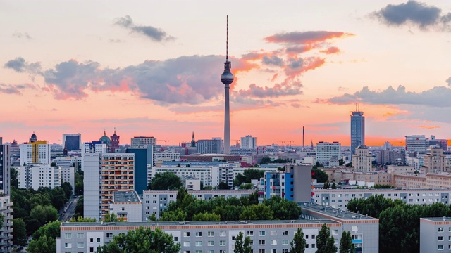 白天到夜晚鸟瞰柏林城市景观与明亮的太阳和云，柏林，德国视频素材