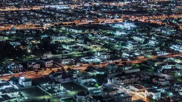 T/L TD鸟瞰图的住宅区在晚上/迪拜，阿联酋视频素材