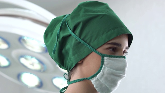 女医生在手术室穿着手术袍的画像(脸)视频下载