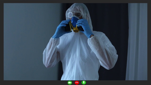 一个带着面罩的男孩正在进行视频会议视频素材