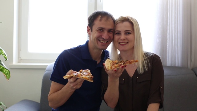 一个男人和一个女人在吃披萨视频下载