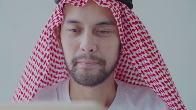 阿拉伯中东商人使用笔记本电脑视频素材