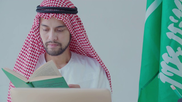 阿拉伯中东商人使用笔记本电脑视频素材