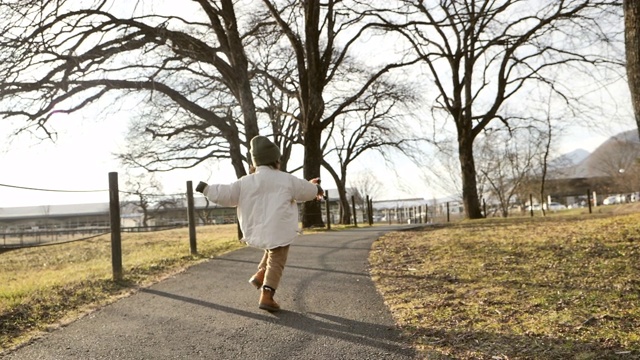 小男孩在公园里跑步。视频素材