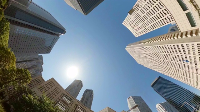 商业区的摩天大楼——抬头看看天空视频素材