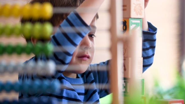 小男孩在学前班使用彩色算盘学习数数(照片摄于真实的美国教室)视频下载