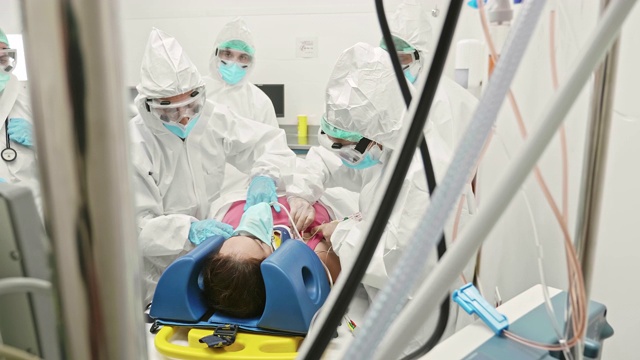 紧急医疗工作者照顾受伤病人的慢动作视频视频素材