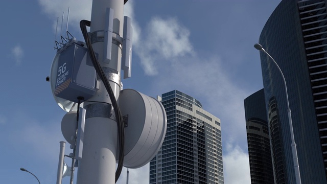 5G塔在大都市，高速互联网连接，移动网络视频下载