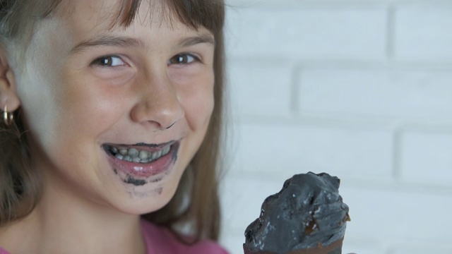 一个沾了冰淇淋的女孩的肖像。视频下载