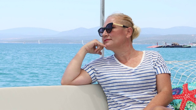 平静的女人在夏日游船旅行的阳光下放松视频下载