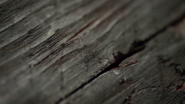 旧的深色木材材料特写。多莉拍摄视频素材