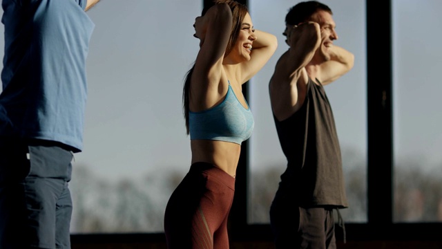 健康的人在健身房锻炼视频下载