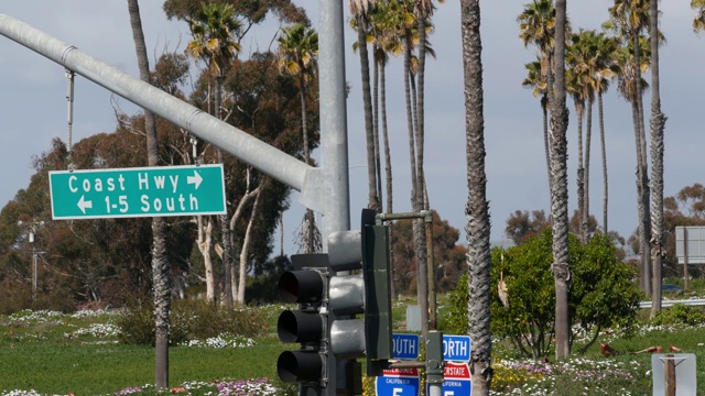 太平洋海岸高速公路，历史悠久的101公路标志，美国加利福尼亚州的旅游目的地。十字路牌上的文字。象征着夏日的海洋之旅。美国风景号视频下载