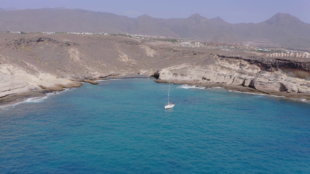 无人机鸟瞰图的游客天堂豪华游艇环游特内里费，加那利群岛，西班牙，大西洋，欧洲视频下载