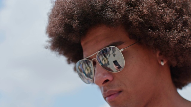 美丽的美国黑人年轻游客戴着太阳镜看着阿西西的地标。亲密的肖像。4k慢动作视频视频下载
