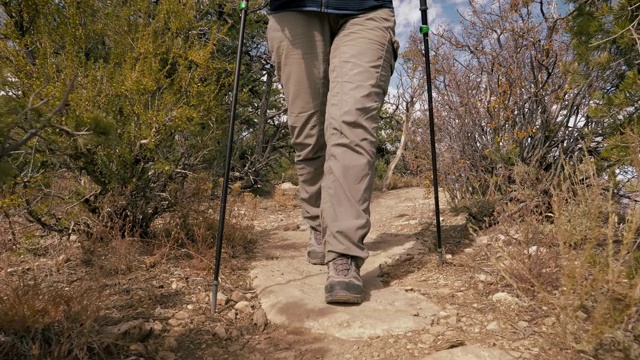 近距离的游客脚在远足靴徒步旅行在户外小径视频下载